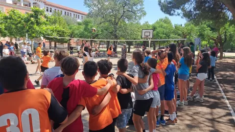 Alumnes de la NEI animant els companys i companyes en el partit de voleibol contra educadors i educadores de l'escola