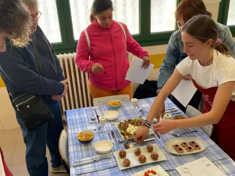 Alumna de 3r ESO-TQE presentant el menú del seu equip al jurat del concurs Masterchef de Jesuïtes Lleida