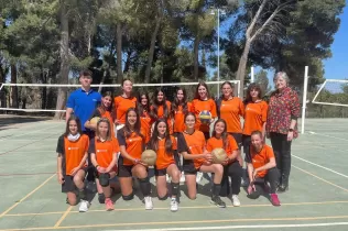 Equip de vòlei infantil taronja de Jesuïtes Lleida, guanyador de la Lliga Escolar del Consell Esportiu del Segrià