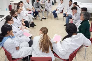 Cures Auxiliars d'infermeria participa a un cercle de diàleg 