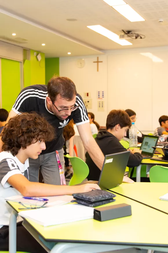 Docent i alumnes de l'ESO de l'escola Jesuites Clot 