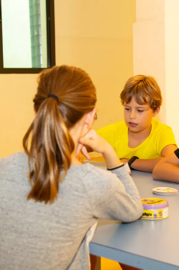 Docent i alumnes de l'ESO a l'escola Jesuites Clot