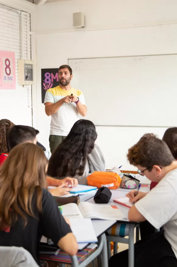 Docent i alumnes de la xarxa d'escoles Jesuites