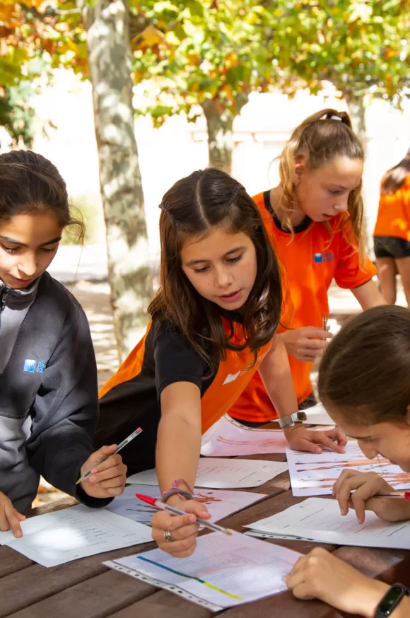 Alumnes de l'escola Jesuites Lleida fent activitats del claver natura