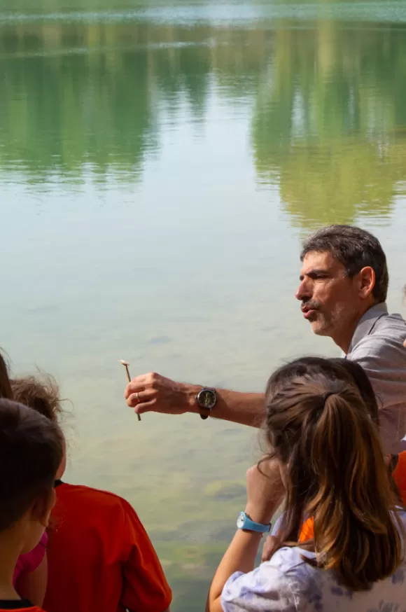 Alumnes de l'escola Jesuites Lleida fent activitats del claver natura