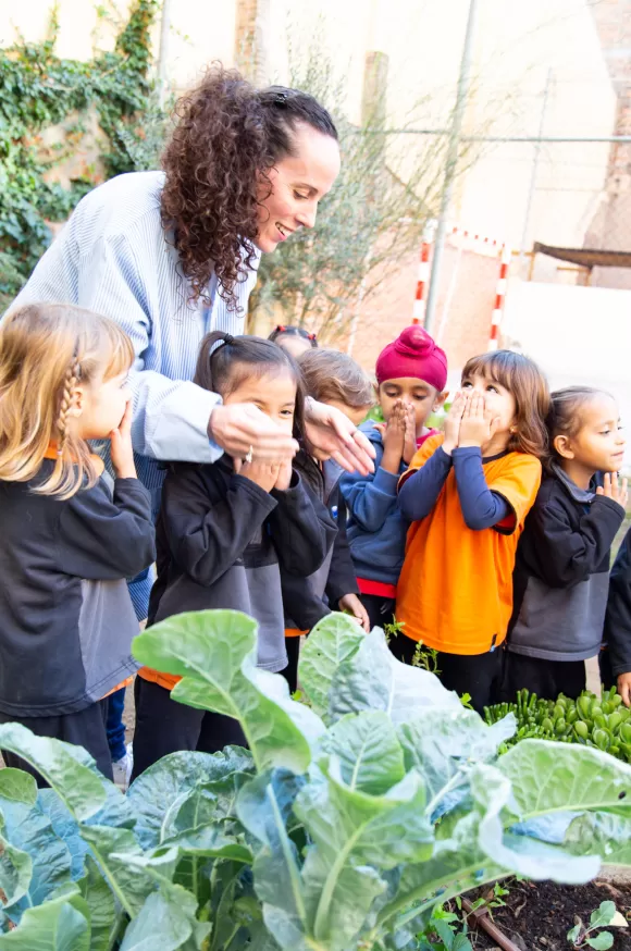 Alumnes i docent de l'escola Jesuites Poble-sec