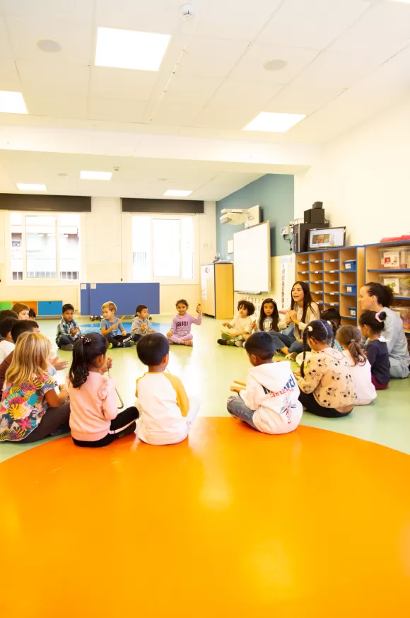 Alumnes i docents d'infantil a una de les aules de l'escola Jesuites Poble-sec