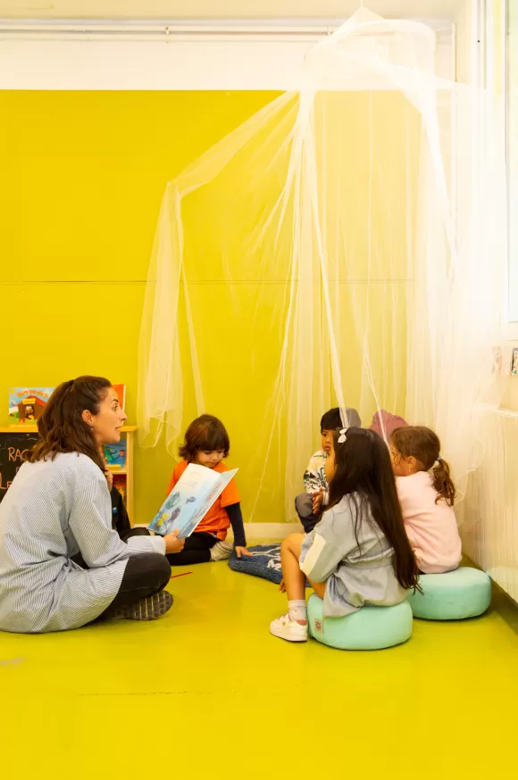 Alumnes i docent d'infantil de l'escola Jesuites Poble-sec