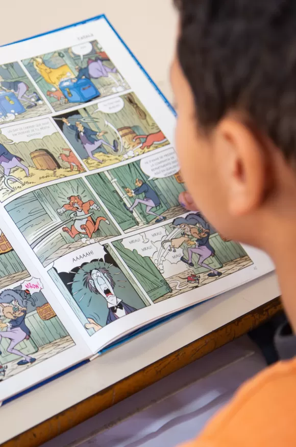 Alumne de primaria de l'escola Jesuites Poble-sec llegint un comic pel projecte lector