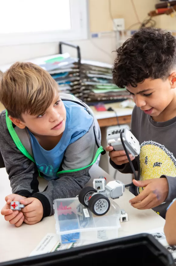 Alumnes de primaria a l'extraescolar de robotica de l'escola Jesuites Poble-sec