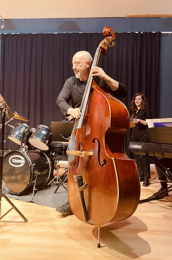 Docent de l'escola Jesuites Gracia tocant el violonchelo