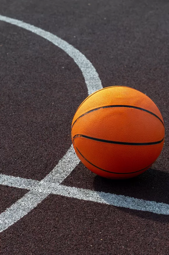 Pilota de basquet de l'extraescolar per Primaria, ESO i Batxillerat de l'escola Jesuites Sarria - Sant Ignasi 