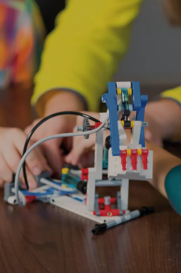 Alumnes a l'extraescolar de robotica i programacio per Primaria i ESO de l'escola Jesuites Sarria - Sant Ignasi