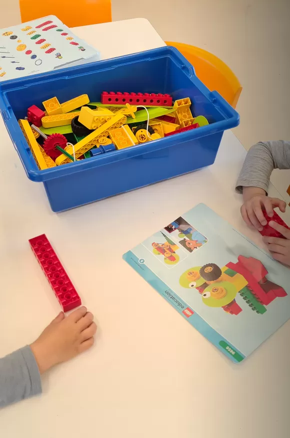 Alumnes d'infantil a l'extraescolar de tecnologia STEAM de l'escola Jesuites Sarria - Sant Ignasi