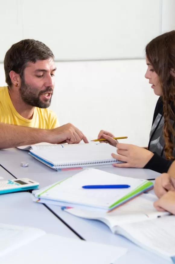 Profesor explicant a alumne
