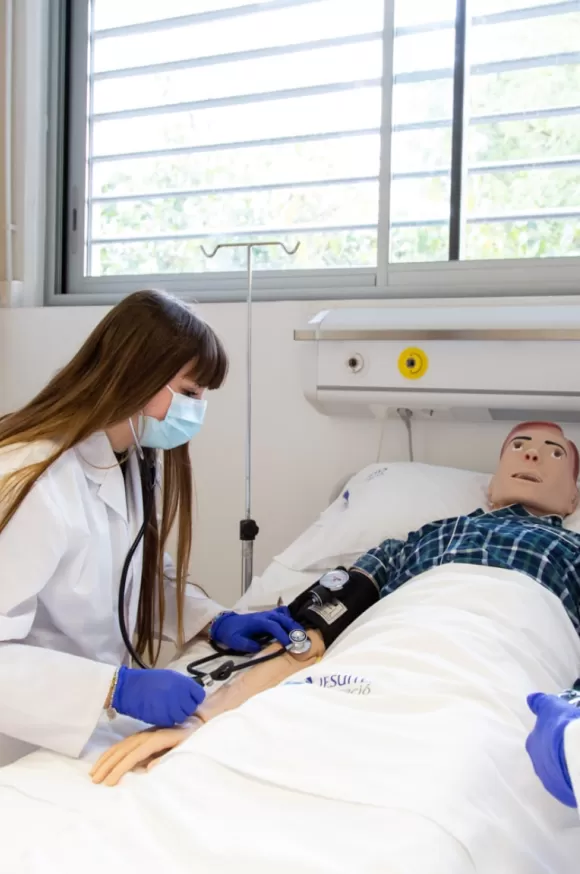 Alumne realitzant pràctica mèdica