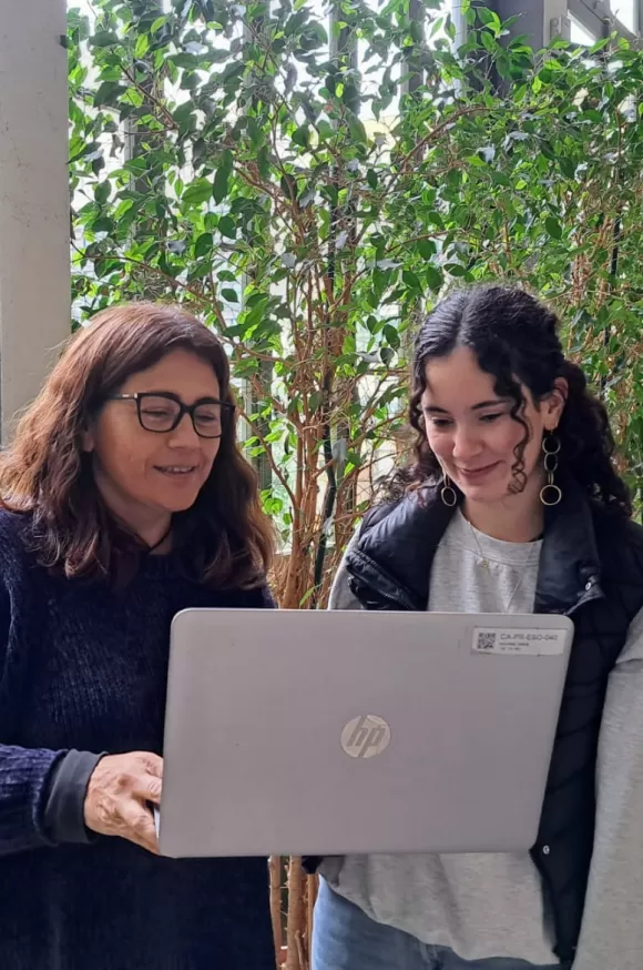 Docent i alumna de Batxillerat de l'escola Jesuites Casp