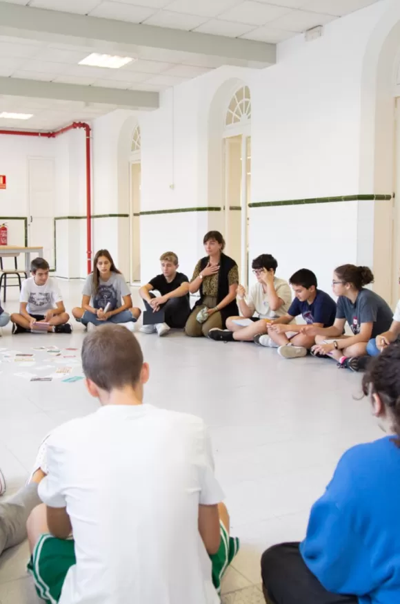 Professora fent classe en rotllana