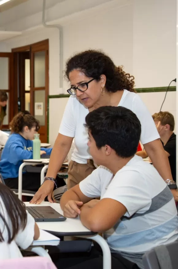 Professora resolent dubte a l'alumne