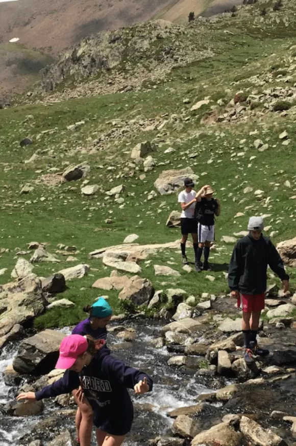 Persones d'excursió per la muntanya