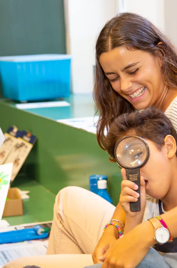 Alumnes i docent de primaria de l'escola Jesuites Casp