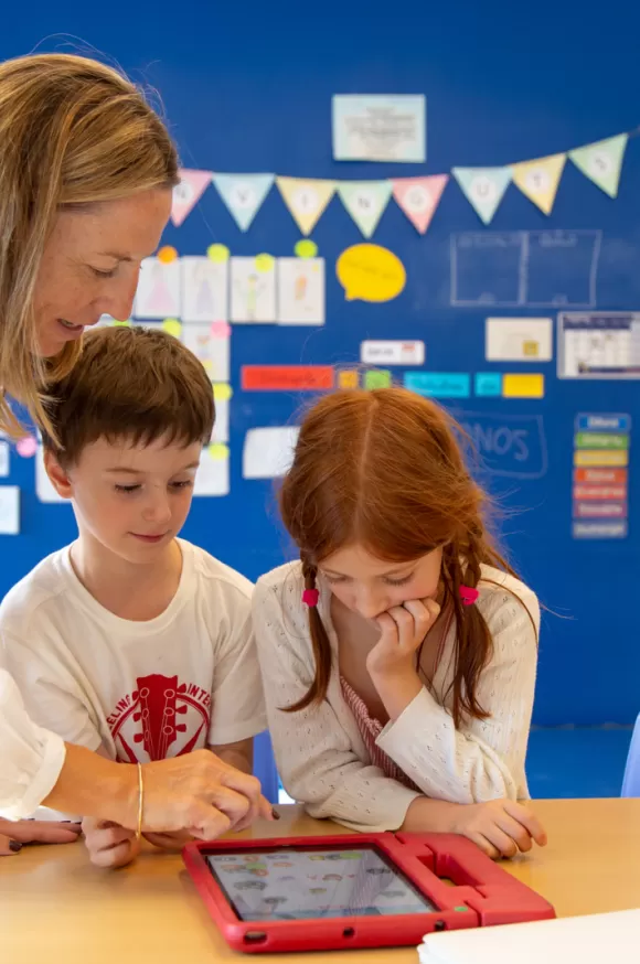 Alumnes i docent de primaria de l'escola Jesuites Casp