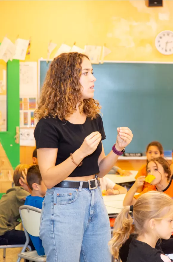 Alumnes i docent de l'escola Jesuites Gracia