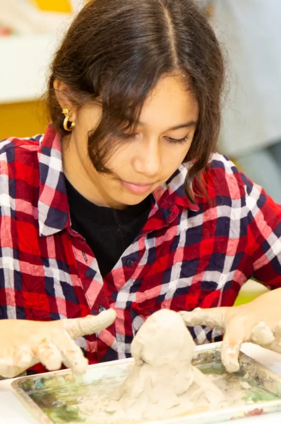 Alumne fent un treball manual