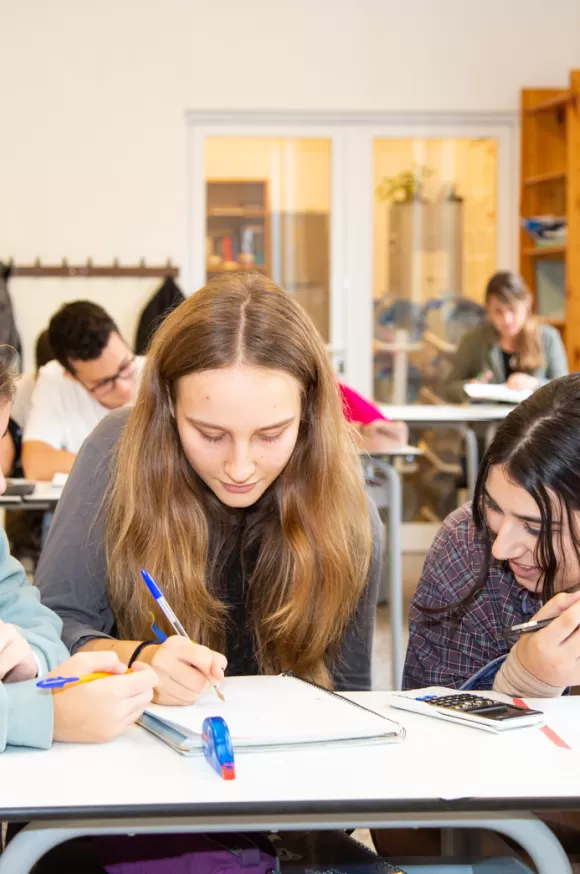 Alumnes de Batxillerat de l'escola Jesuites Sant Gervasi a l'aula 