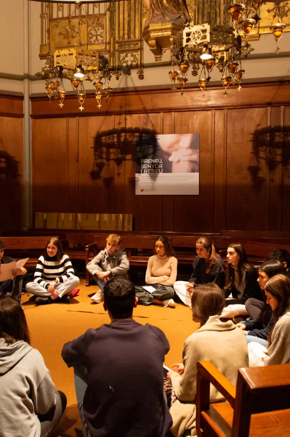 Alumnes de ESO i el consiliari de l'escola Jesuites Sant Gervasi