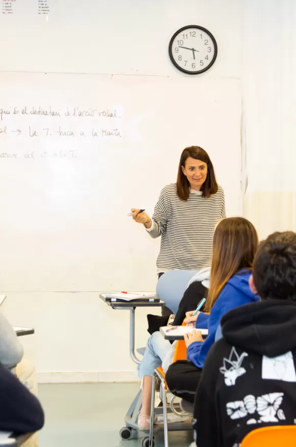 Alumnes i docent de l'ESO de l'escola Jesuites Sant Gervasi a una classe