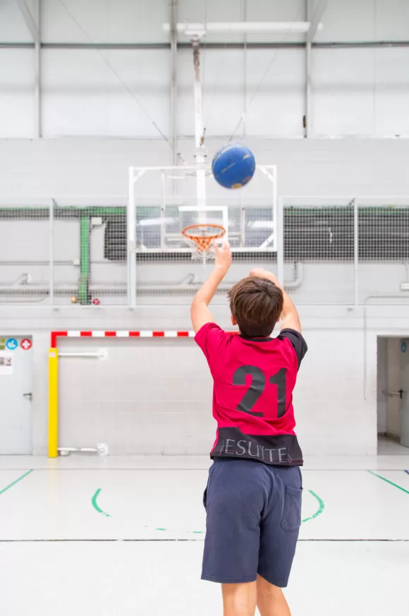 Alumne de l'escola Jesuites Sant Gervasi a l'extraescolar de basquet