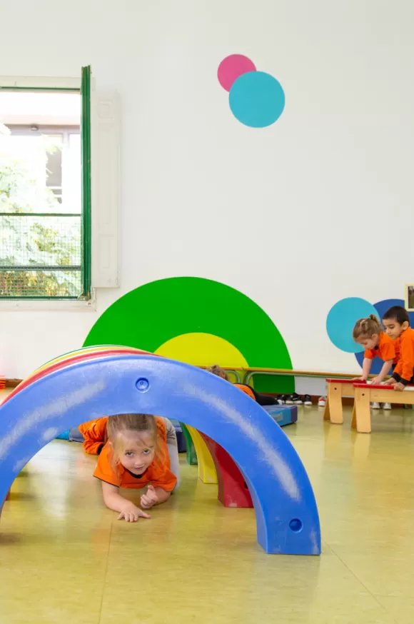 Alumnes d'infantil de l'escola Jesuites Sant Gervasi fent psicomotricitat a l'aula