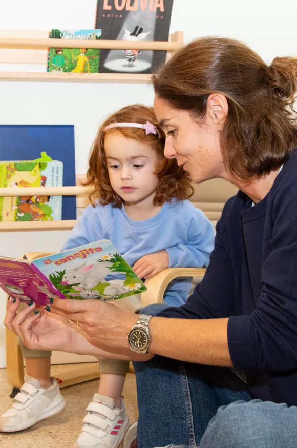 Alumnes i docent d'infantil de l'escola Jesuites Sant Gervasi al raco de lectura