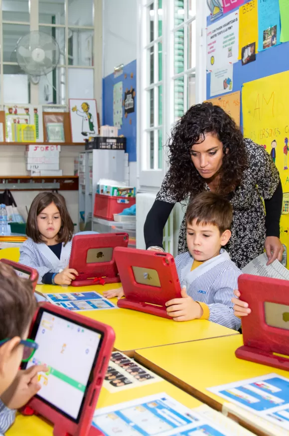 Alumnes i la docent de primaria de l'escola Jesuites Sant Gervasi 