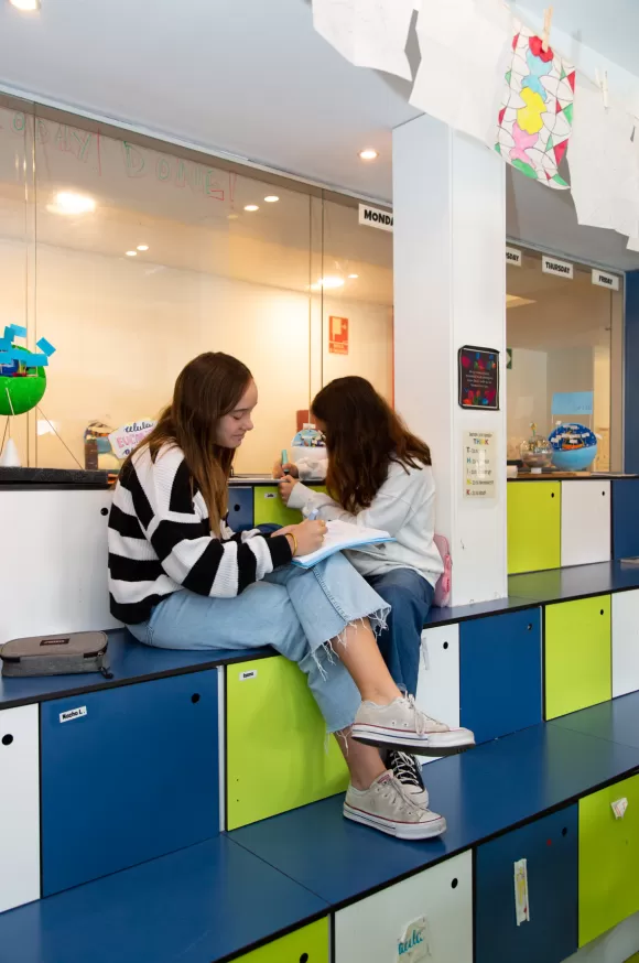 Alumnes de primaria de l'escola Jesuites Sant Gervasi a l'aula