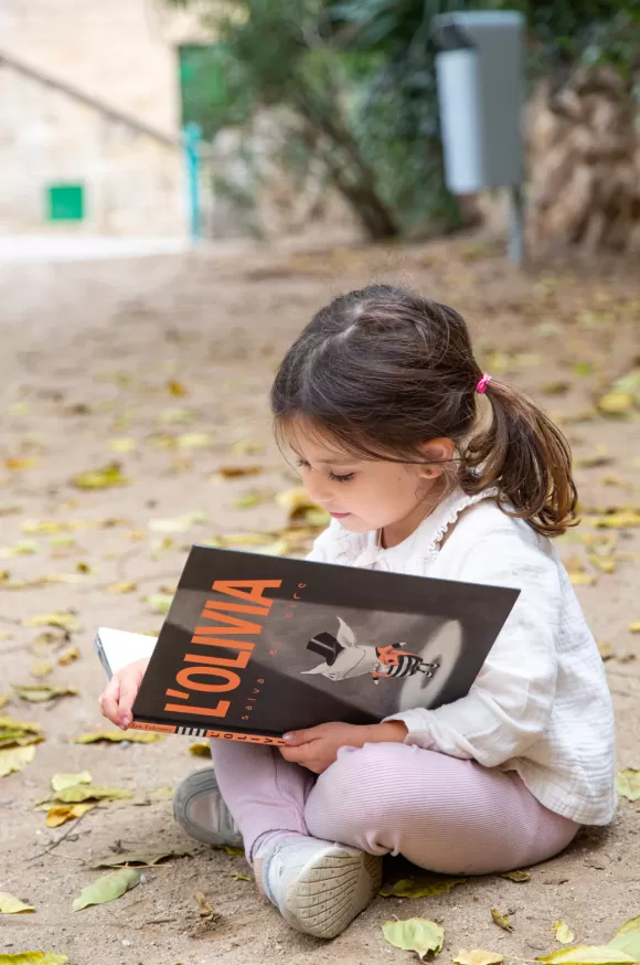 Alumna d'infantil de l'escola Jesuites Sant Gervasi llegint un conte