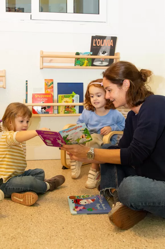 Alumnes i docent d'infantil de l'escola Jesuites Sant Gervasi