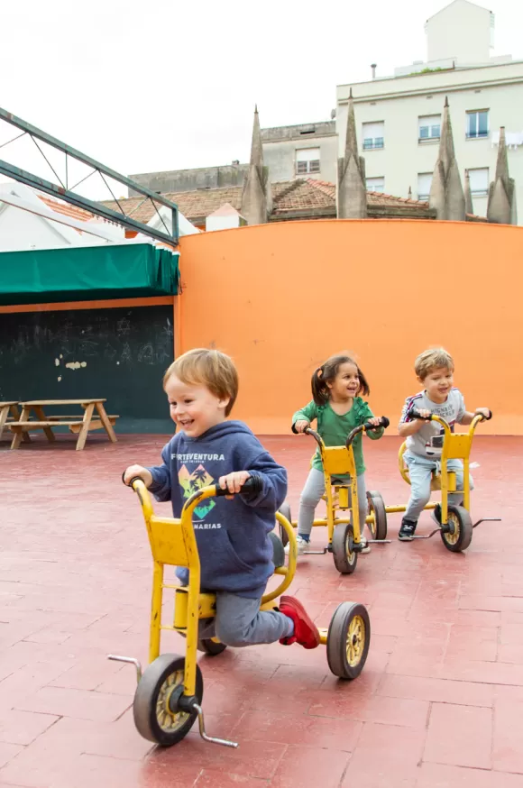 Alumnes d'infantil de l'escola Jesuites Sant Gervasi amb bicicletes