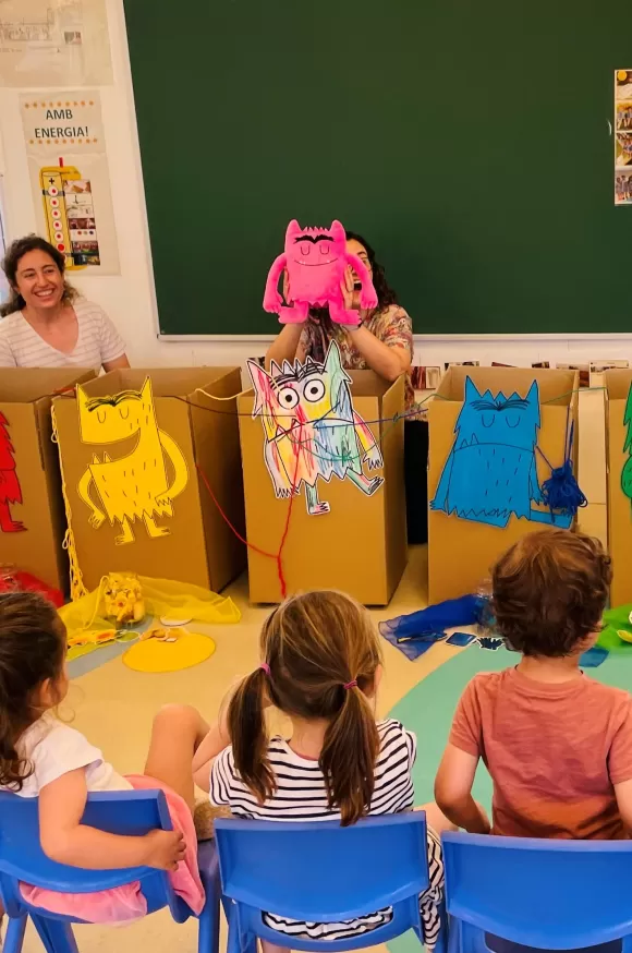 Alumnes i docents d'infantil  de l'escola Jesuites Sarria - Sant Ignasi jugant amb marionetes