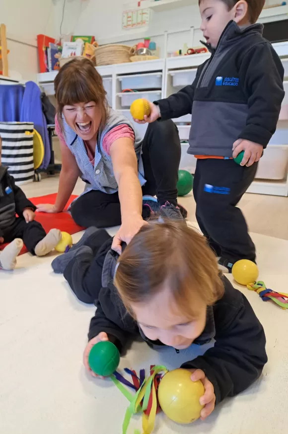 Alumnes i docent de la llar d'infants de l'escola Jesuites Sarria - Sant Ignasi rient