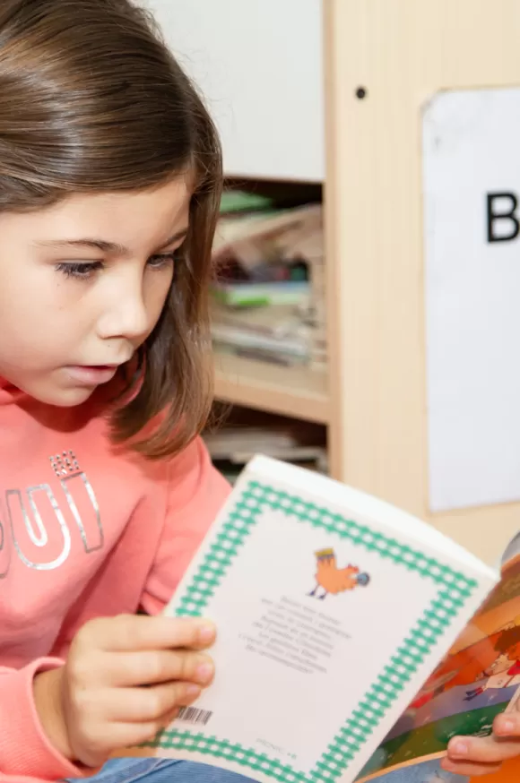 Alumna de primària de Jesuïtes Sant Gervasi llegint