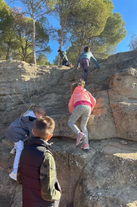 Alumnes de 1r de primària en una sessió de bosc del projecte Claver Ntura al bosc de l'escola