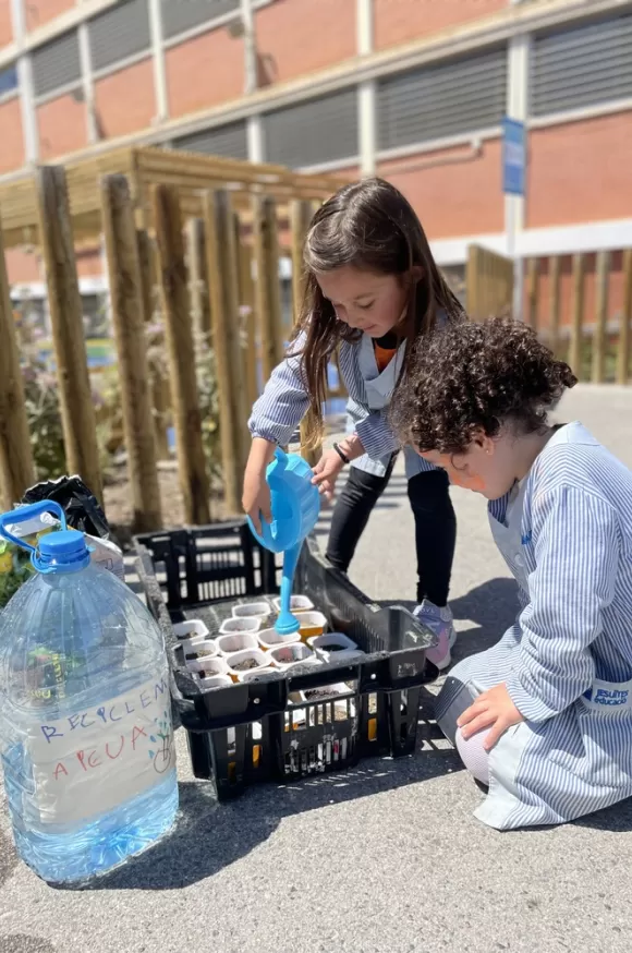 L'alumnat d'infantil del Joan XXXIII planta llavors a l'Espai Migdia