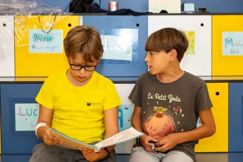 Alumnes amb material de la nostra botiga de l'escola Jesuites Clot