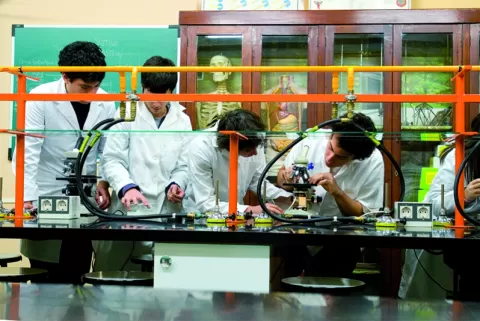 Alumnes al laboratori de l'escola Jesuites Sant Gervasi