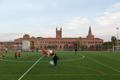 Alumnes al camp de futbol a l'escola Jesuites Sarria