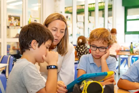 Alumnes i docent de la xarxa d'escoles de Jesuites Educacio