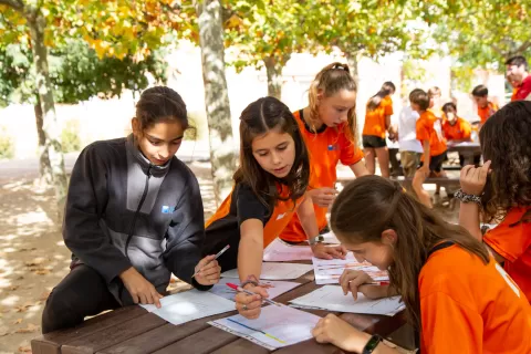 Alumnes de l'escola Jesuites Lleida fent activitats del claver natura