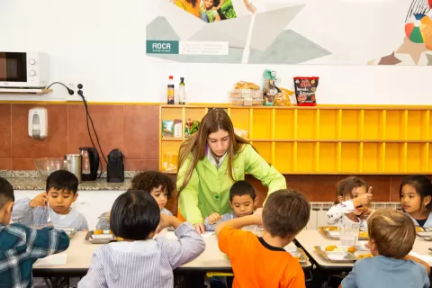 Equip de migdia amb els alumnes d'infantil de l'escola Jesuites Poble-sec